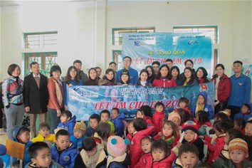 Liên chi Đoàn Khoa Kinh tế Quản lý cùng "Tết ấm cho em 2019" tại Cao Bằng